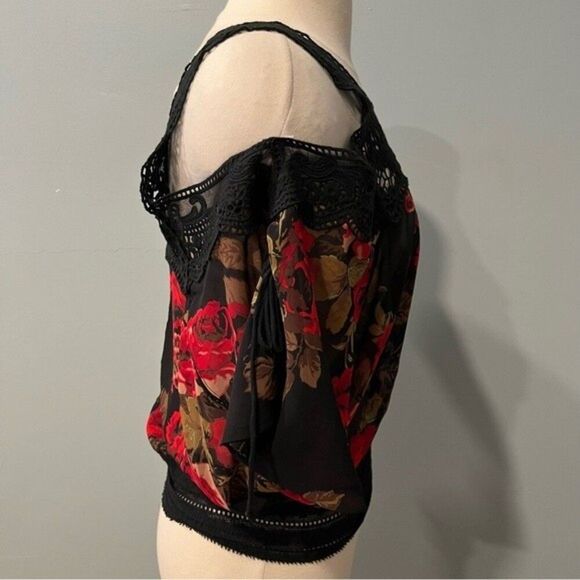 Guess Black & Red Rose Print Cold Shoulder Crochet Blouse Size XS - Picture 6 of 9